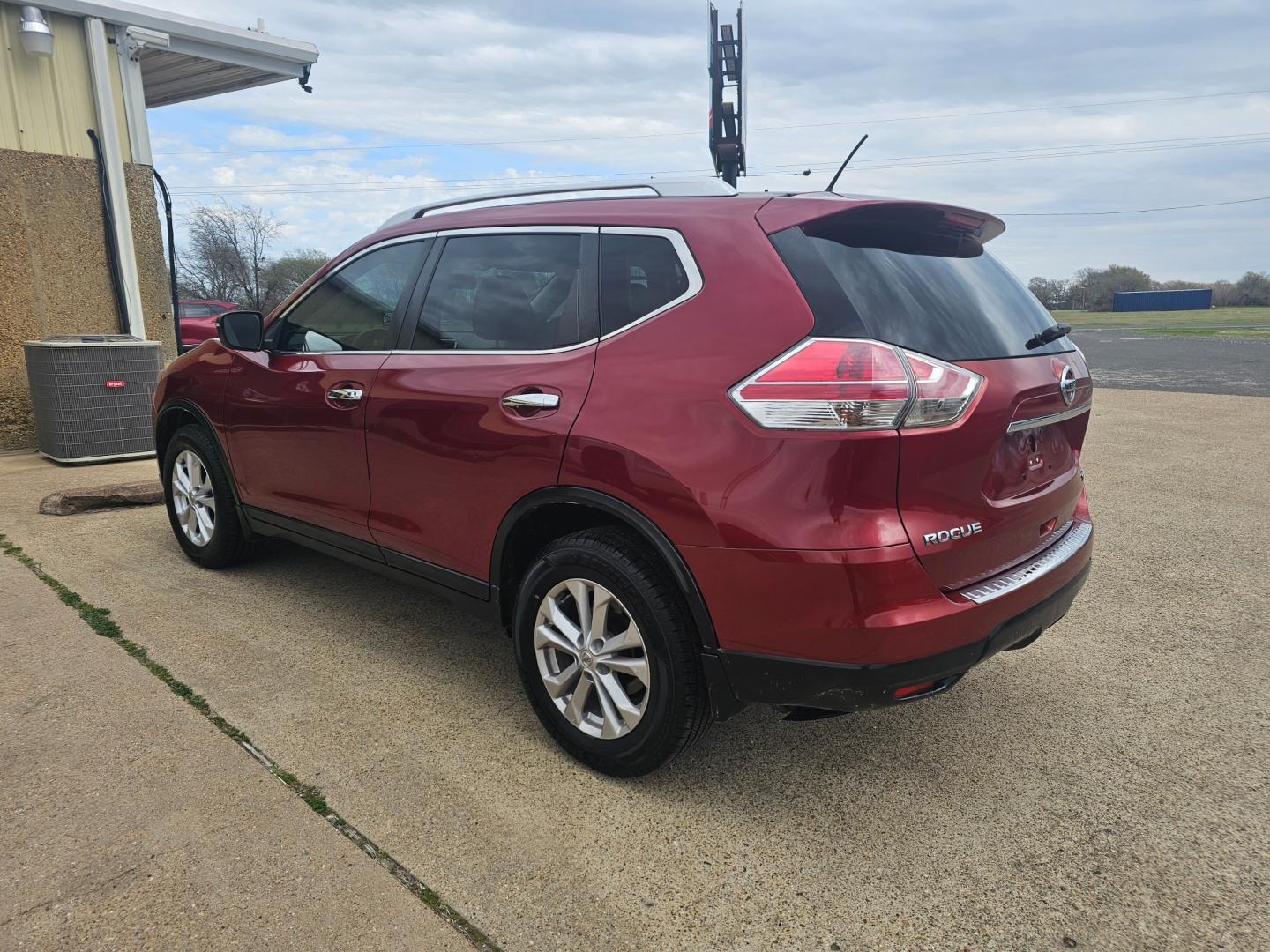 2016 MAROON Nissan Rogue SV AWD (KNMAT2MV1GP) with an 2.5L L4 DOHC 16V engine, CVT transmission, located at 533 S Seven Points BLVD, Seven Points, TX, 75143, (430) 255-4030, 32.313999, -96.209351 - Photo#3